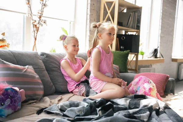 Tiché holčičky hrají v ložnici v roztomilé pyžamo, domácí styl a pohodlí, dělat účes — Stock fotografie