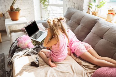 Sessiz küçük kızlar yatak odasında pijamalarıyla oynuyorlar, ev tarzı ve konforu, çizgi film ve sinema izleyip eğleniyorlar.