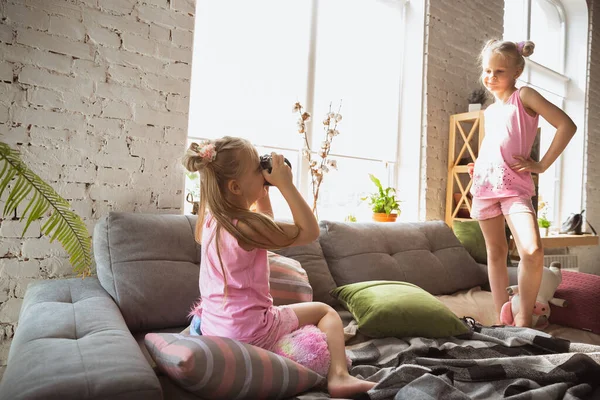 Niñas tranquilas jugando en un dormitorio en pijama lindo, estilo casero y comodidad, tomando una foto — Foto de Stock