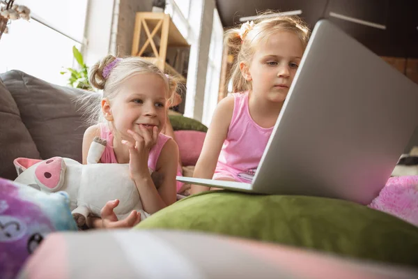 Niñas tranquilas jugando en un dormitorio en pijama lindo, estilo casero y comodidad, viendo dibujos animados, cine, divertirse — Foto de Stock