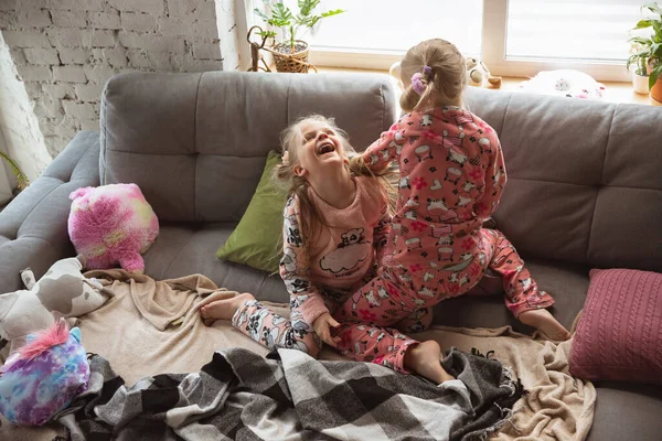 Tiché holčičky hrají v ložnici v roztomilé pyžamo, domácí styl a pohodlí, smích, baví společně — Stock fotografie