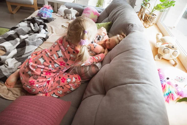 Tiché holčičky hrají v ložnici v roztomilé pyžamo, domácí styl a pohodlí, smích, baví společně — Stock fotografie