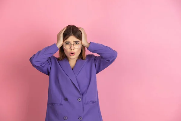 Caucásico joven mujer retrato en rosa estudio fondo, emocional y expresivo —  Fotos de Stock