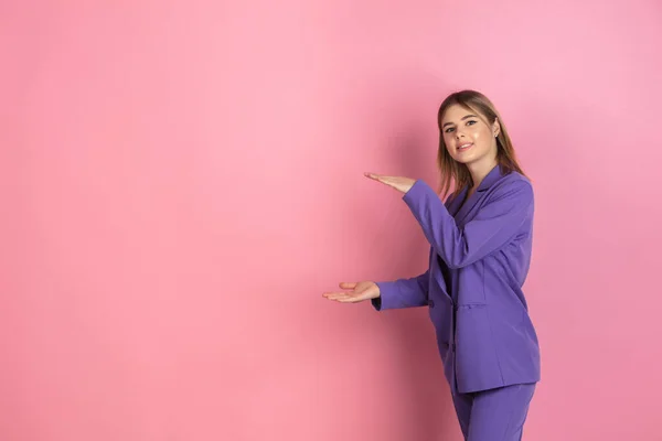 Kaukasiske unge kvinner portrett på rosa studiobakgrunn, emosjonelle og ekspressive – stockfoto