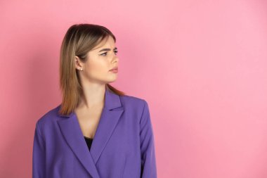 Pembe stüdyo arka planında beyaz kadın portresi, duygusal ve anlamlı