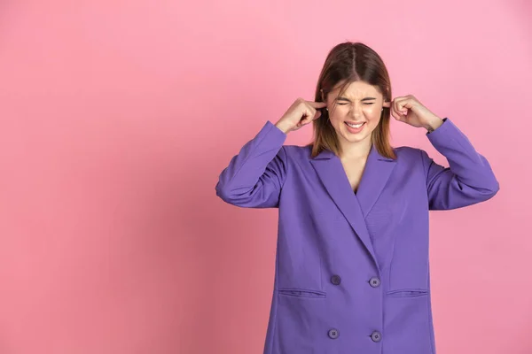 Blanke jonge vrouwen portret op roze studio achtergrond, emotioneel en expressief — Stockfoto