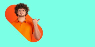 Geometrik tarzda, modern tasarımla, sanat eserleriyle parlak iki renkli arka planda genç bir adamın portresi. Kopyalama alanı olan broşür.