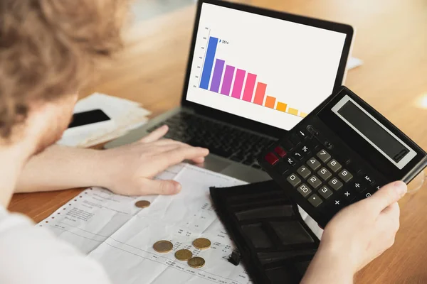 Close-up Kaukasische boos en wanhoop man doet financiële en economische rapporten met inkomen grafieken naar beneden gaan tijdens coronavirus quarantaine, problemen, lege portemonnee — Stockfoto