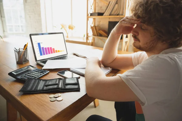 Caucásico trastornado y desesperación hombre viendo financiera y económica gráficos cayendo durante coronavirus cuarentena, problemas — Foto de Stock