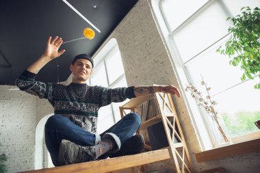 Eski oyuncakları kullanan, geçmişten gelen şeylerle tanışan ve yo-yo oyununu keşfeden genç bir çocuğun portresi.