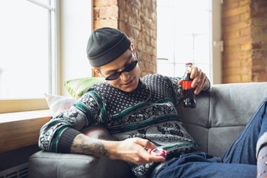 Eski oyuncakları kullanan, geçmişten gelen şeylerle tanışan, eğlenen, tamagotchi keşfeden, sanal evcil hayvan oyunu