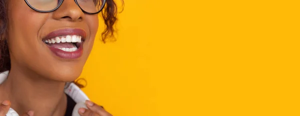 Close up Africano-americano belo retrato de mulheres jovens em fundo de estúdio amarelo, emocional e expressivo. Folheto com copyspace para anúncio. Sorriso saudável . — Fotografia de Stock