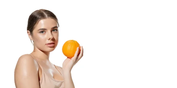 Brilha. Mulher bonita com laranja sobre fundo branco. Cosméticos e maquiagem, tratamento natural e ecológico, cuidados com a pele. Folheto . — Fotografia de Stock