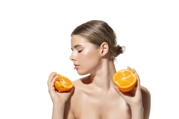 Aroma. Hermosa joven con mitades de naranja sobre fondo blanco. Cosméticos y maquillaje, tratamiento natural y ecológico, cuidado de la piel . — Foto de Stock