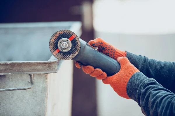 Primer plano de las manos del reparador, constructor profesional que trabaja al aire libre, corta amoladora —  Fotos de Stock