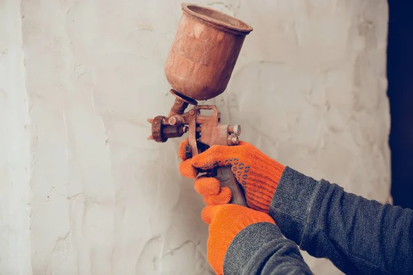 Primer plano de las manos del reparador, constructor profesional trabajando en interiores, colorear la pared —  Fotos de Stock