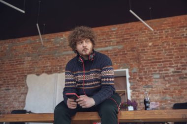 Eski oyuncakları kullanan, geçmişten gelen şeylerle tanışan eğlenceli, nostaljik, etkileyici tetris oynayan bin yıllık bir çocuğun portresi.