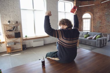 Eski oyuncakları kullanan, geçmişten gelen şeylerle tanışan eğlenceli, nostaljik, etkileyici tetris oynayan bin yıllık bir çocuğun portresi.