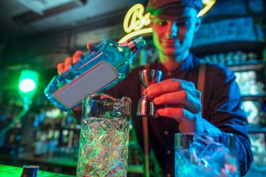 Barmen alkollü kokteyl hazırlıklarını çok renkli neon ışıklarla tamamladı.