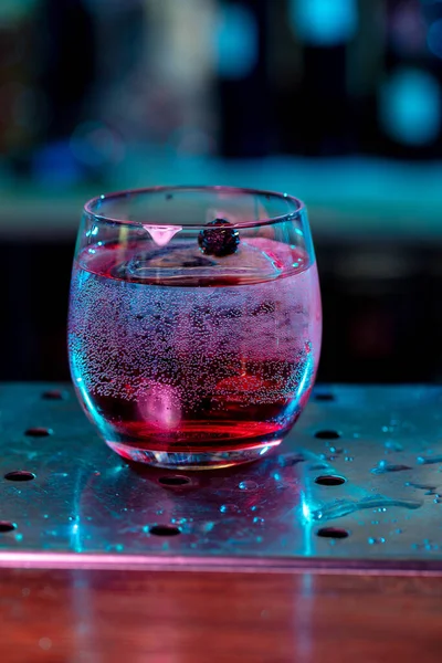 Alkollü kokteyl, içecek, çok renkli neon ışıkta içmek. — Stok fotoğraf