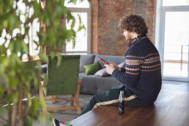 Eski oyuncakları kullanan, geçmişten gelen şeylerle tanışan eğlenceli, nostaljik, etkileyici tetris oynayan bin yıllık bir çocuğun portresi.