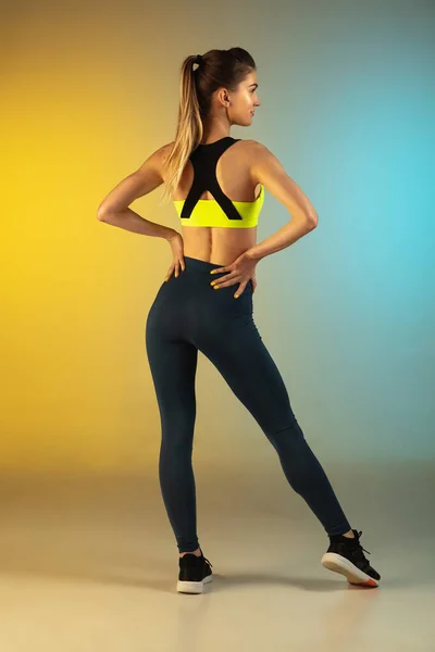 Retrato de moda de mujer joven en forma y deportiva sobre fondo degradado. Cuerpo perfecto listo para el verano . —  Fotos de Stock