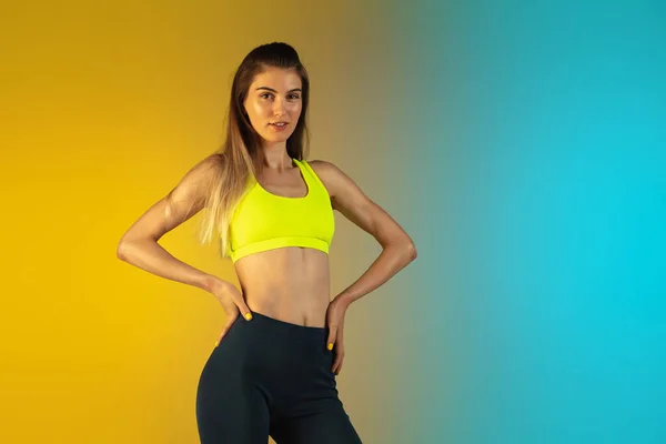 Fashion portrait of young fit and sportive woman on gradient background. Perfect body ready for summertime. — Stock Photo, Image