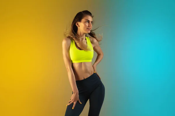 Fashion portrait of young fit and sportive woman on gradient background. Perfect body ready for summertime. — Stock Photo, Image