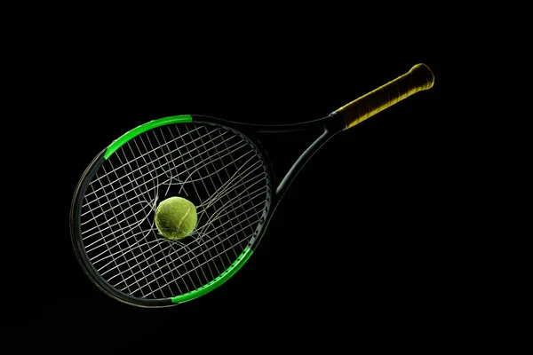 ブラックスタジオの背景に隔離されたプロスポーツ用品。テニスラケットとボール. — ストック写真