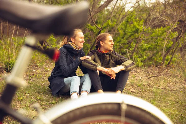 Najlepsi przyjaciele bawią się w pobliżu parku krajobrazowego, jeżdżą na rowerach, spędzają czas zdrowo — Zdjęcie stockowe