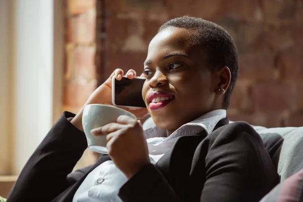 Empresária afro-americana em traje de escritório sorrindo, parece confiante e feliz, bem sucedida — Fotografia de Stock