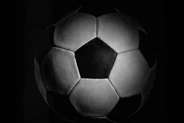 Equipamiento deportivo profesional aislado sobre fondo de estudio negro. Balón de fútbol . — Foto de Stock