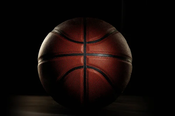 Attrezzature sportive professionali isolate su sfondo nero. Pallone da basket . — Foto Stock