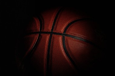 Siyah stüdyo arka planında izole edilmiş profesyonel spor ekipmanları. Basketbol topu.