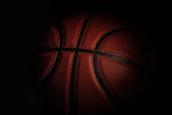 Equipamento desportivo profissional isolado sobre fundo estúdio preto. Bola de basquete . — Fotografia de Stock