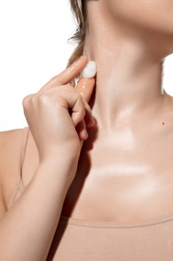 - Soğuk. Beyaz arka planda buzla nemlendirici boynu olan güzel genç bayana yakın durun. Kozmetik ve makyaj, doğal ve eko tedavi, cilt bakımı.