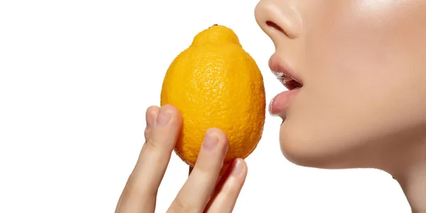 Čerstvost. Detailní záběr krásné mladé ženy kousání šťavnatý citron přes bílé pozadí. Kosmetika a make-up, přírodní a ekologické ošetření, péče o pleť. Oznámení, návrh. — Stock fotografie