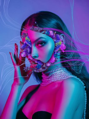 Modern çiçek desenli güzel bir genç kadının portresi, ilham verici sanat eserleri. Moda, güzellik konsepti. Neon ışığı.