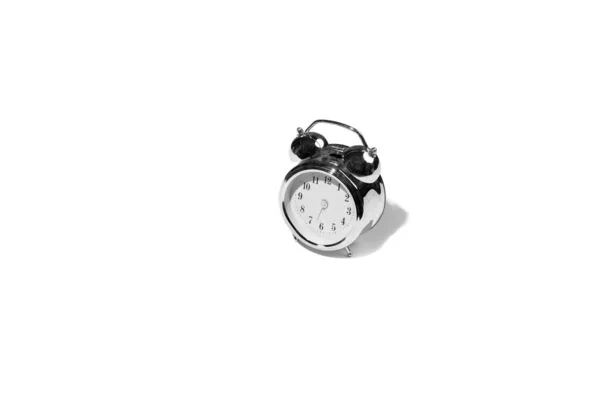 Reloj despertador aislado sobre fondo blanco estudio con copyspace — Foto de Stock