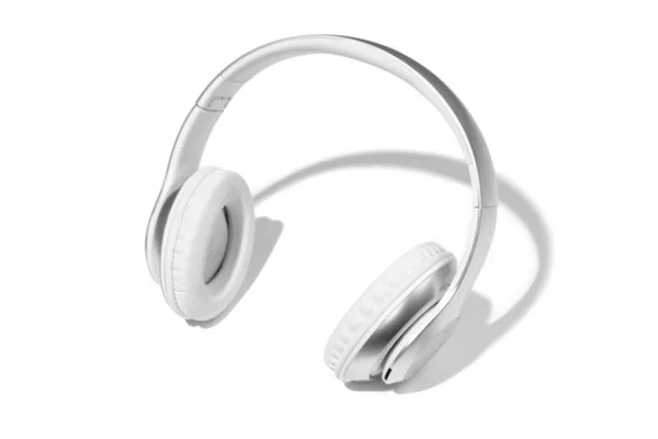 Bezprzewodowe białe słuchawki izolowane na białym tle studia z przestrzenią do kopiowania. Nowoczesne technologie bluetooth — Zdjęcie stockowe