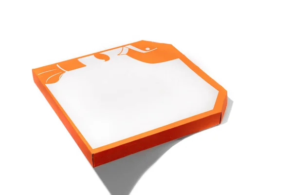 Крупный план картонной оранжевой коробки для пиццы изолирован на белом фоне студии с копирайтом — стоковое фото