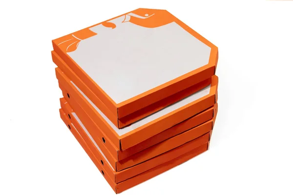 Tutup kotak-kotak karton oranye untuk pizza yang diisolasi di latar belakang studio putih dengan ruang penyalinan — Stok Foto