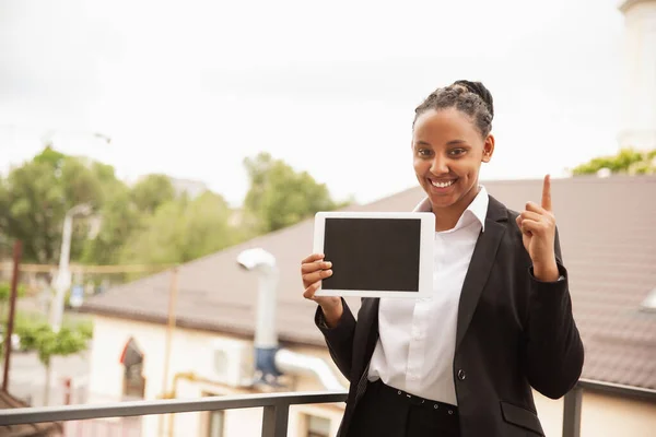 Ofisteki Afro-Amerikalı iş kadını gülümsüyor, kendinden emin ve mutlu görünüyor, başarılı. — Stok fotoğraf