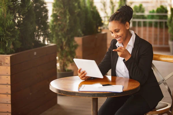 Mujer de negocios afroamericana en traje de oficina sonriendo, se ve confiada y feliz, exitosa —  Fotos de Stock