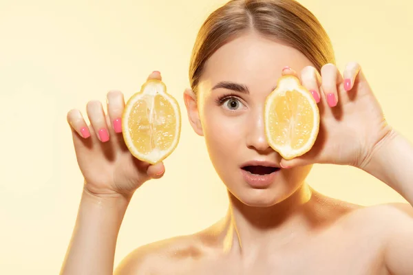 Escolhendo eco. Close up de belo rosto feminino com fatias de limão sobre fundo amarelo. Cosméticos e maquiagem, tratamento natural e ecológico, cuidados com a pele . — Fotografia de Stock