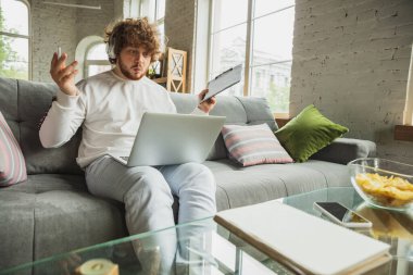 Koronavirüs COVID-19 'un karantinaya alındığı sırada evde çalışan müdür ya da öğrenci. Meslektaşımla çevrimiçi görüşme.