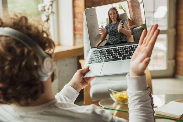 Manager oder Studenten, die von zu Hause aus arbeiten, während sie isoliert sind oder Quarantäne wegen Coronavirus COVID-19 halten. Konferenz online mit Kollegen. — Stockfoto