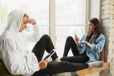 Karantina tecrit, ev konsepti - genç beyaz bir çift dünya çapında acil durum sırasında yeni yaşam tarzının tadını çıkarıyor.