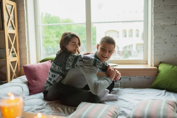 Uzamčení v karanténě, zůstat doma koncept - mladý krásný kavkazský pár těší nový životní styl během coronavirus celosvětové zdravotní pohotovosti — Stock fotografie