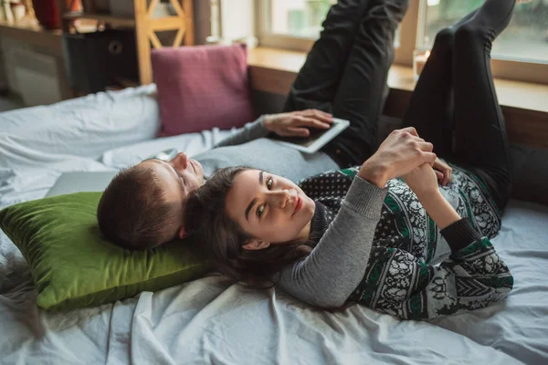 Cierre de cuarentena, concepto de quedarse en casa - joven hermosa pareja caucásica disfrutando de un nuevo estilo de vida durante la emergencia coronavirus salud en todo el mundo —  Fotos de Stock